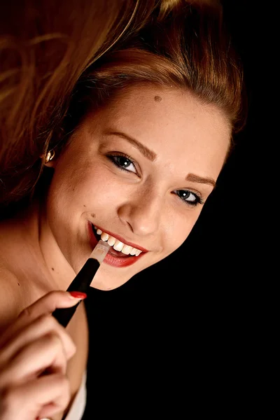 Mujer Fumando un cigarrillo electrónico — Foto de Stock