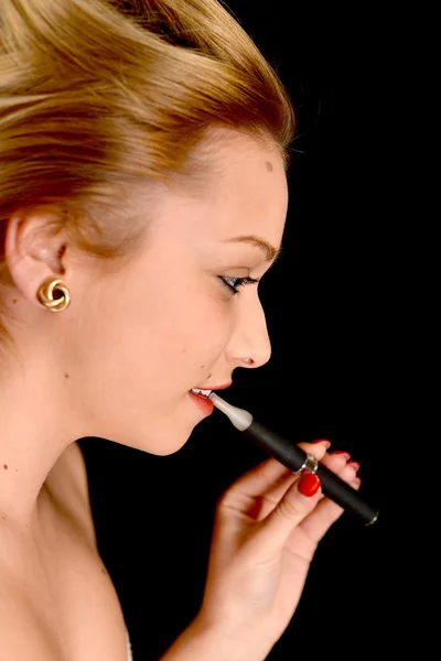 Woman Smoking a e- Cigarette — Stock Photo, Image