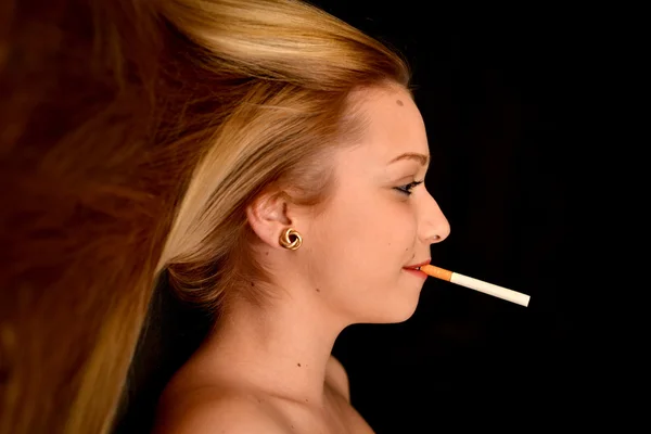 Donna fumare una sigaretta — Foto Stock