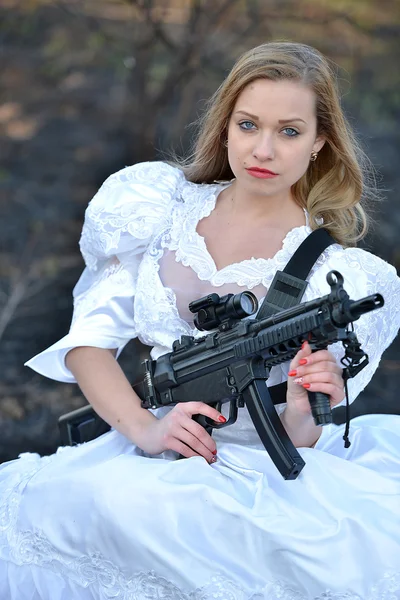 Donna con pistola — Foto Stock