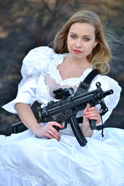 Kvinna med pistol — Stockfoto