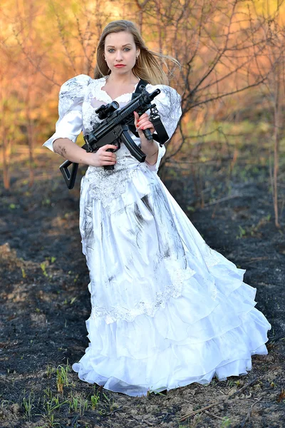 Woman with gun — 图库照片