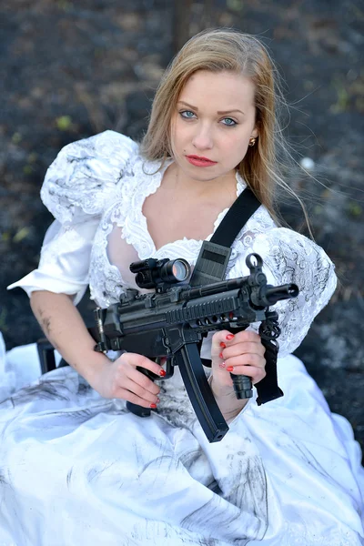 Woman with gun — Stock Photo, Image