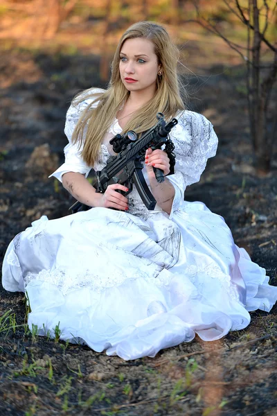 Woman with gun — Stock Photo, Image