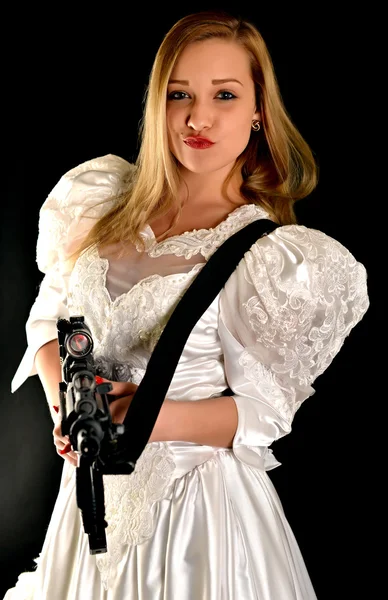 Młoda kobieta z bronią — Zdjęcie stockowe