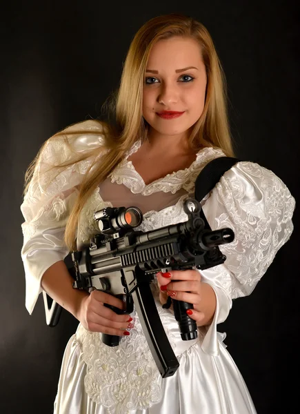 Ung kvinna med pistol — Stockfoto