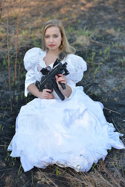 Woman with gun — Stock Photo, Image