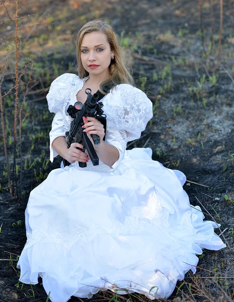 Woman with gun — Stock Photo, Image