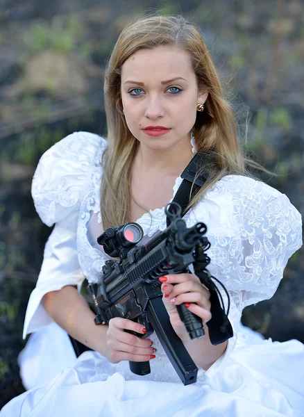 Woman with gun — Stock Photo, Image