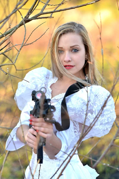 Frau mit Waffe — Stockfoto