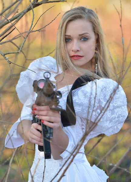 Mulher com arma — Fotografia de Stock