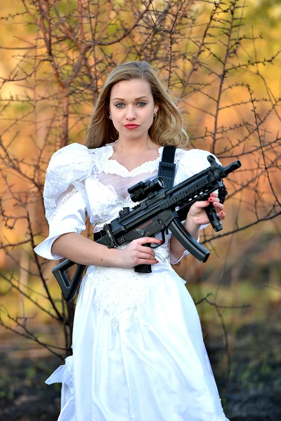 총을 가진 여자 — 스톡 사진