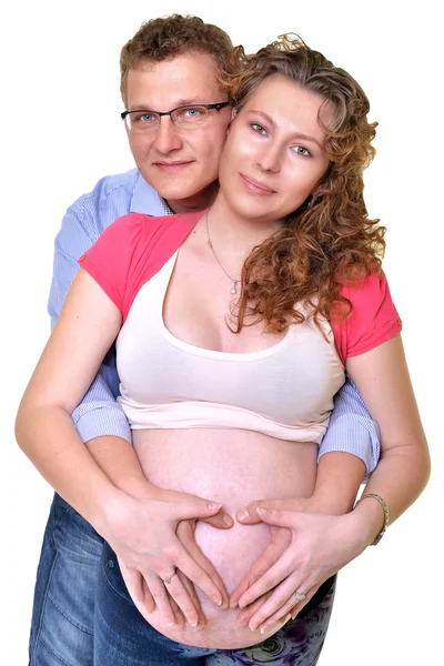 年轻漂亮的夫妇：怀孕的母亲和快乐的父亲 — 图库照片