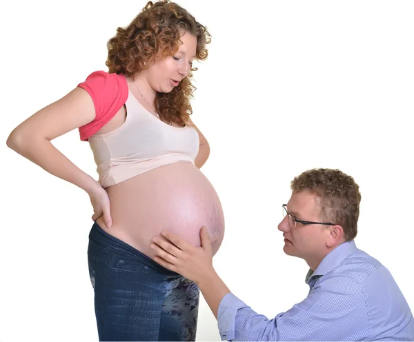 Joven pareja atractiva: madre embarazada y padre feliz — Foto de Stock