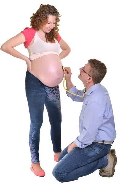 Молода приваблива пара: вагітна мати і щасливий батько — стокове фото