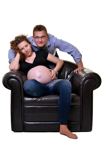 매력적 인 젊은 부부: 임신 한 어머니 이자 행복 한 아버지 — 스톡 사진