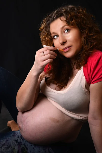Sigara içen hamile anne — Stok fotoğraf