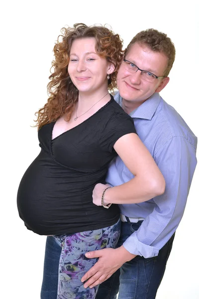 Молодая привлекательная пара: беременная мать и счастливый отец — стоковое фото
