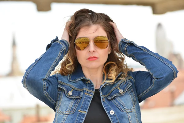 Hermosa mujer en el techo de la ciudad — Foto de Stock