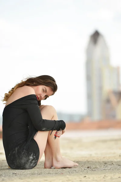 Mooie vrouw op dak in stad — Stockfoto