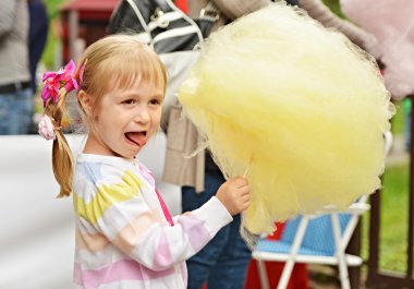 Pamuk şeker ile şirin kız