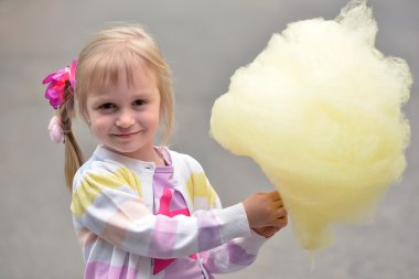 Pamuk şeker ile şirin kız