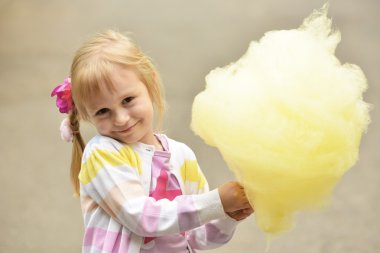 Pamuk şeker ile şirin kız