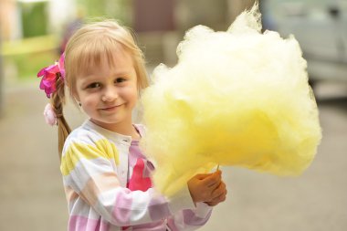 Pamuk şeker ile şirin kız