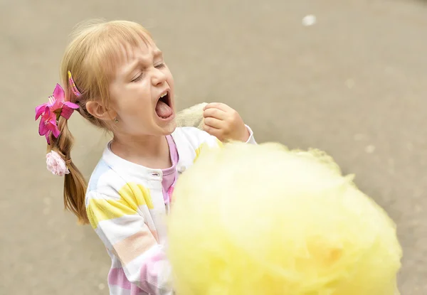 Roztomilá dívka s cukrovou vatu — Stock fotografie