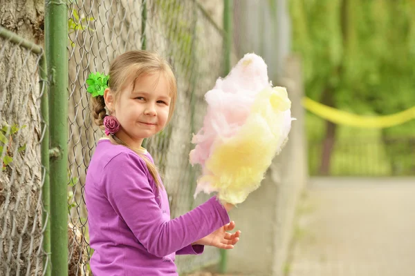 Girl eating candy-floss — Stock Photo, Image