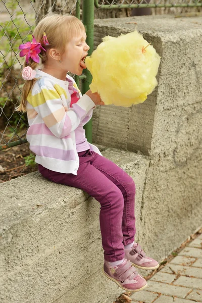 Мила дівчина з бавовняними цукерками — стокове фото