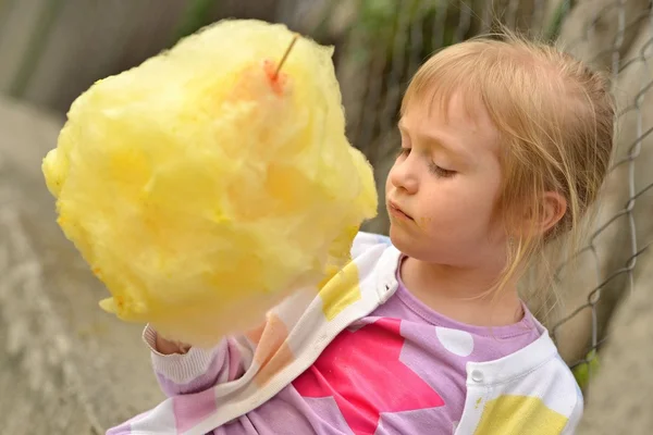 Cute girl with cotton candy — Stock Photo, Image