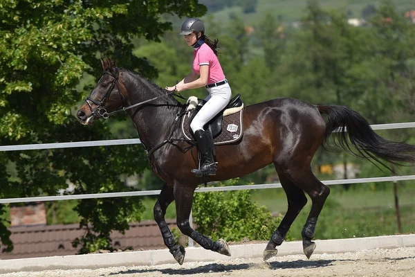 Femme chevauchant un cheval — Photo