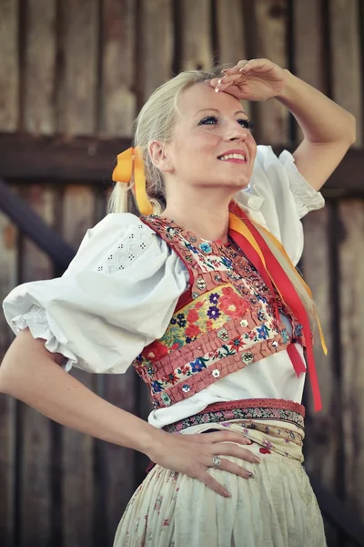 Femme habillée sur la robe folklorique slovaque — Photo