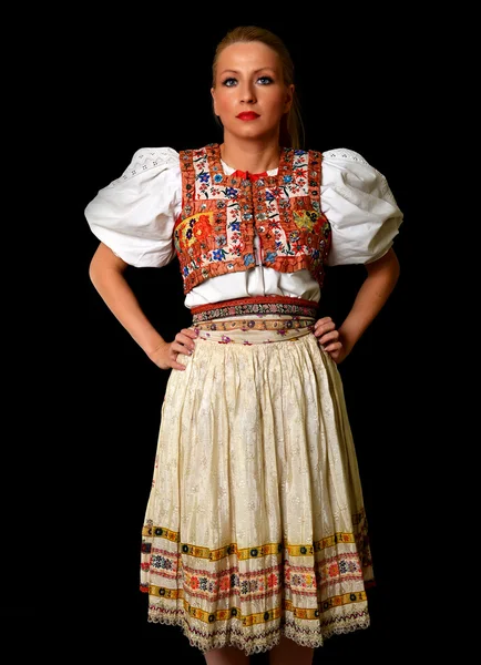 Vrouw gekleed op Slowaakse folklore jurk — Stockfoto