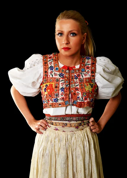 Mulher vestida com vestido folclórico eslovaco — Fotografia de Stock