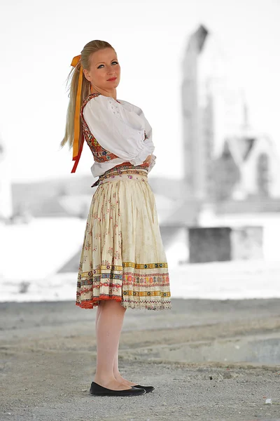 Vrouw gekleed op Slowaakse folklore jurk — Stockfoto