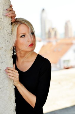 Çatıda sarışın kadın