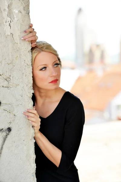 Blonde woman on roof — Stock Photo, Image