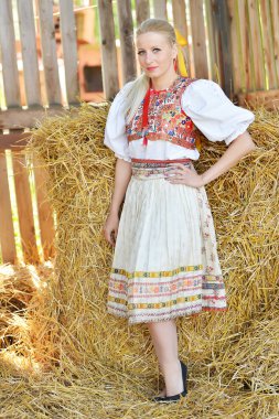 Slovakça folklor Kostüm giymiş kadın