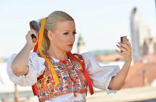 Vrouw gekleed in Slowaakse folklore kostuum — Stockfoto