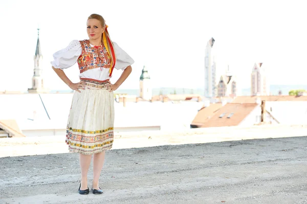 Frau in slowakischer Tracht — Stockfoto