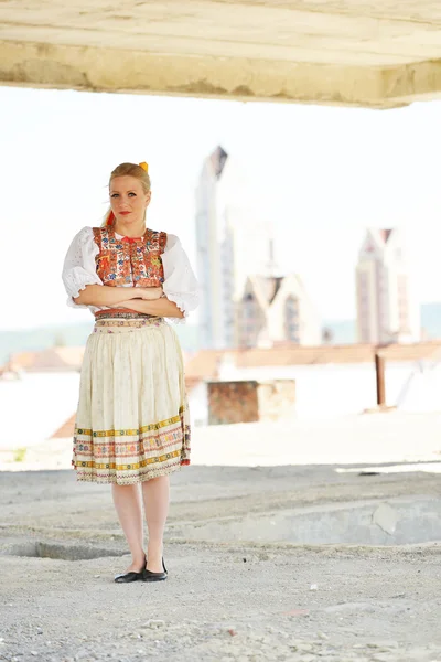 Szlovák folklór jelmez öltözött nő — Stock Fotó