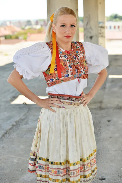 Mulher vestida com traje folclórico eslovaco — Fotografia de Stock