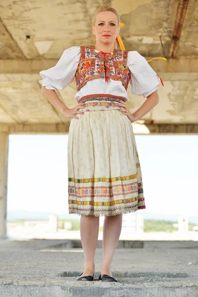 Mulher vestida com traje folclórico eslovaco — Fotografia de Stock