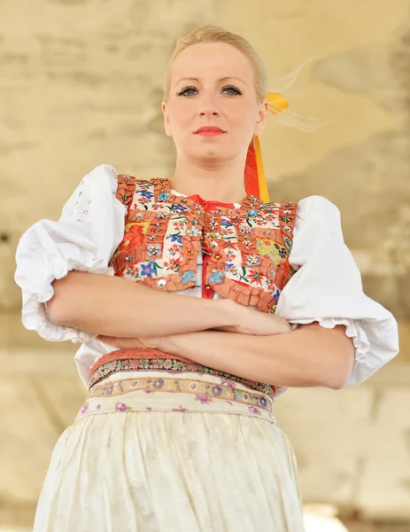 Mulher vestida com traje folclórico eslovaco — Fotografia de Stock