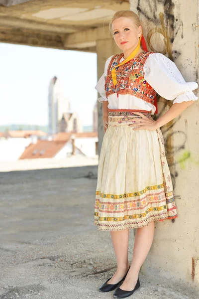 Femme habillée en costume folklorique slovaque — Photo