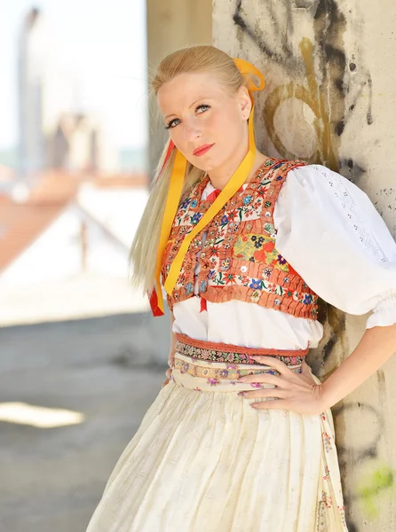 Vrouw gekleed in Slowaakse folklore kostuum — Stockfoto
