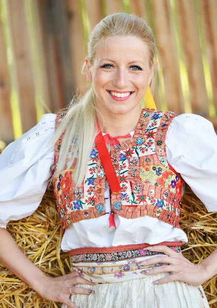 Vrouw gekleed in Slowaakse folklore kostuum — Stockfoto