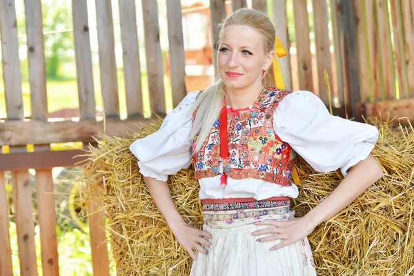 Mulher vestida com traje folclórico eslovaco — Fotografia de Stock